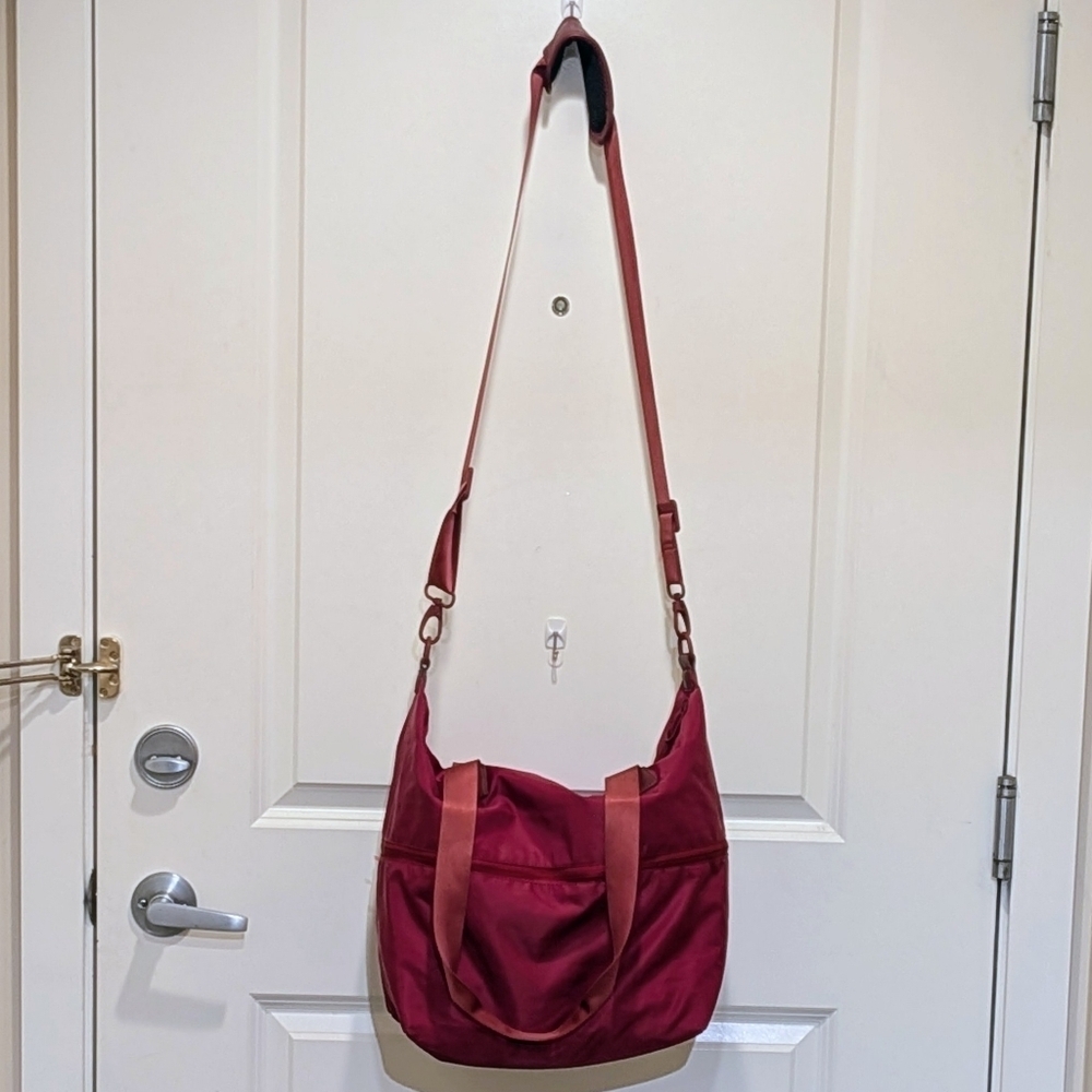 GUC FWD Forward With Design Maroon Expandable Tote Bag - Picture 6 of 12